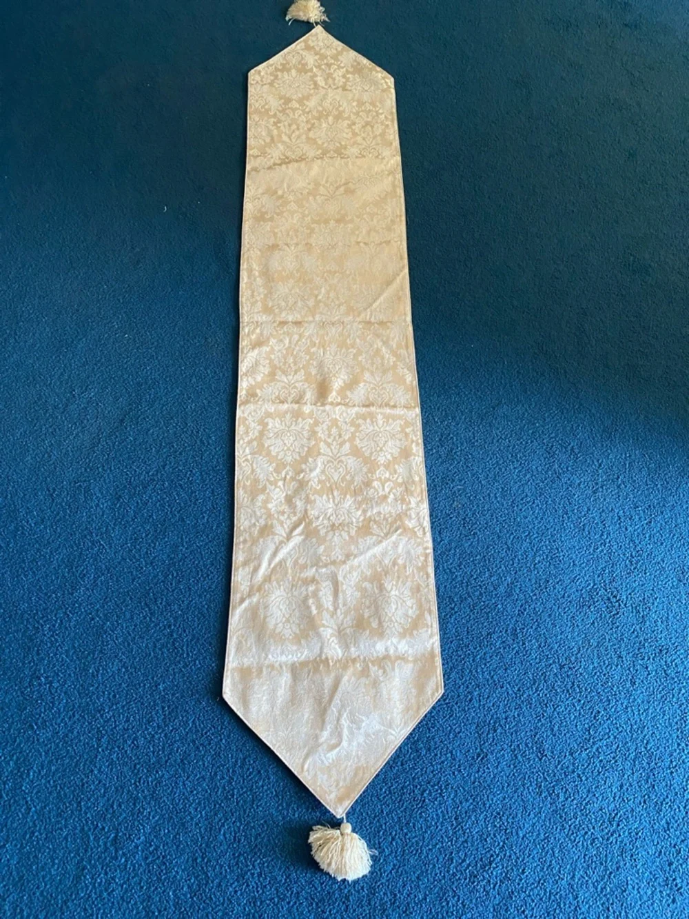 Elegant Damask Table Runner with Tassels – Classic Pattern Home Decor